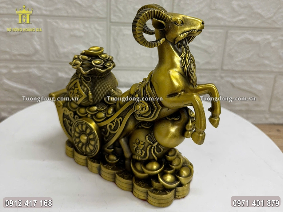 Phía trước con dê là bình hồ lô to chạm khắc nổi chữ Phúc